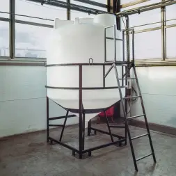 Емкость ЦКТ 5000 л с патрубком 90мм под плотность до 1,5 г/см3 белая в обрешетке с лестницей