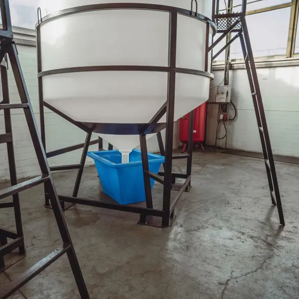 Емкость ЦКТ 5000 л с патрубком 110мм с фланцем под плотность до 1,2 г/см3 белая в обрешетке